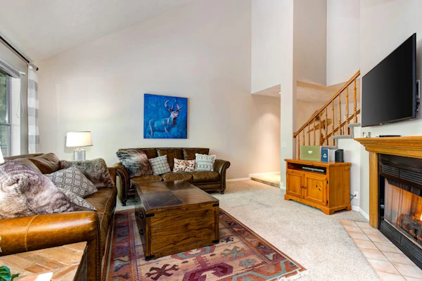 Terrific, central location for ski resort access w/ private hot tub & fireplace
