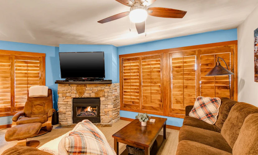 5th-floor condo with balcony, W/D, heated pool, hot tub, lockers, game room, gym