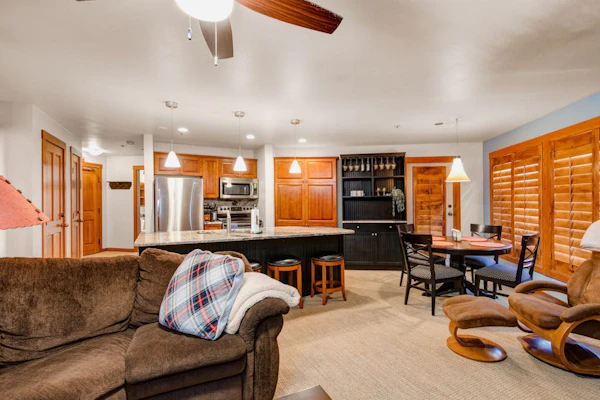 5th-floor condo with balcony, W/D, heated pool, hot tub, lockers, game room, gym