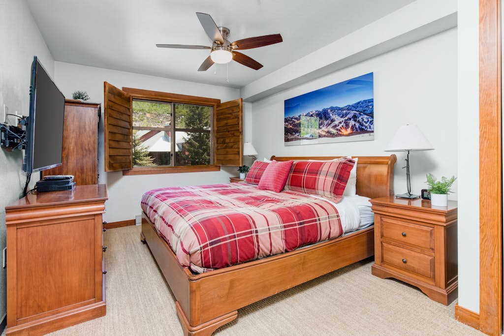 5th-floor condo with balcony, W/D, heated pool, hot tub, lockers, game room, gym