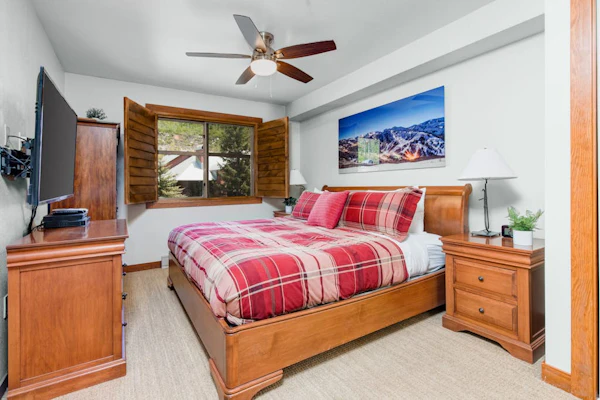 5th-floor condo with balcony, W/D, heated pool, hot tub, lockers, game room, gym