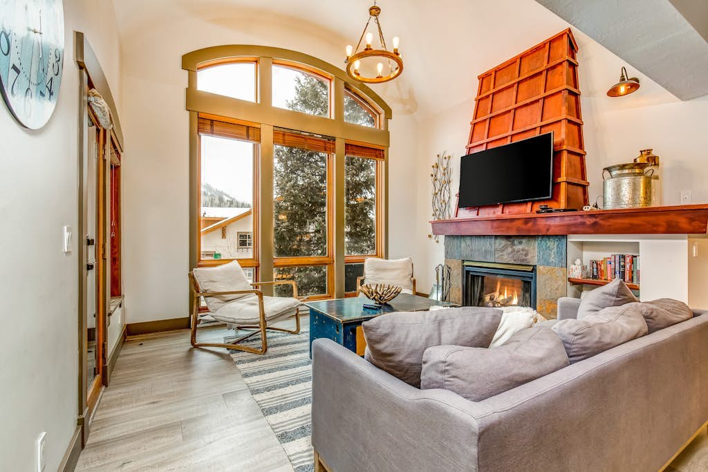 Resort Townhome with Deck, Grill, Fireplace, WiFi, Shared Pool/Hot Tub/Sauna