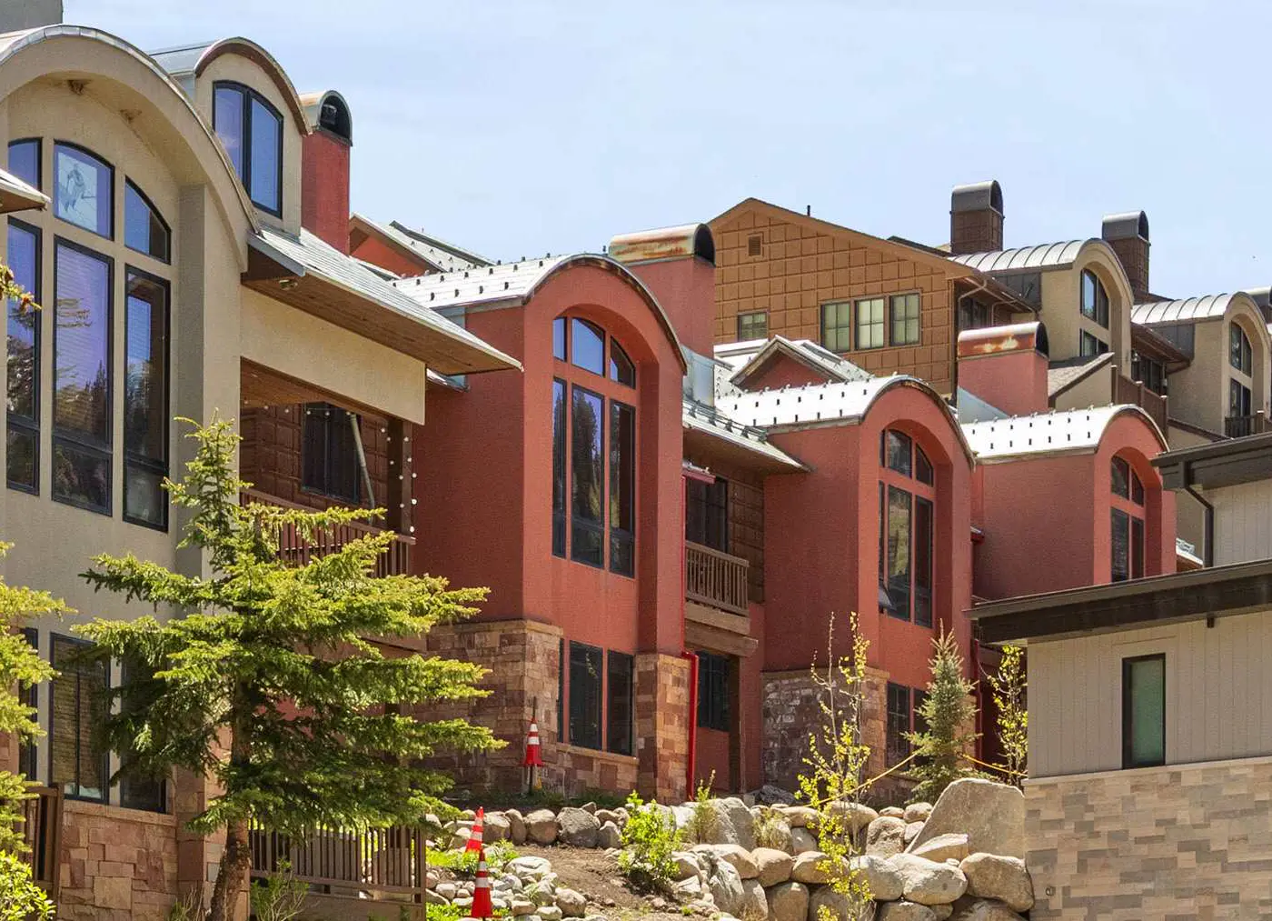 Resort Townhome with Deck, Grill, Fireplace, WiFi, Shared Pool & Hot Tub-Sauna