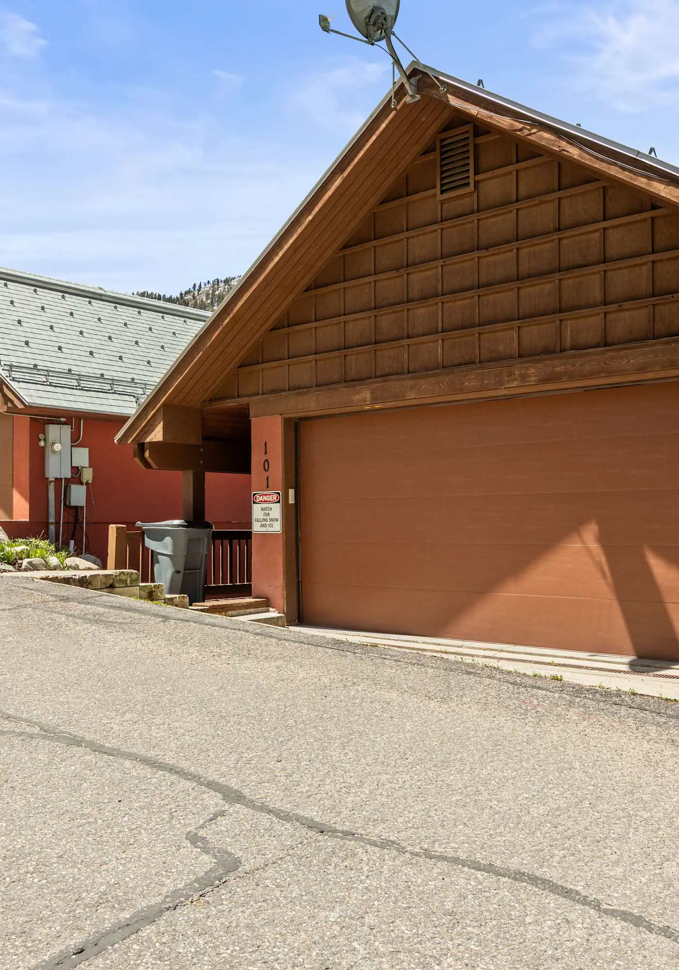 Resort Townhome with Deck, Grill, Fireplace, WiFi, Shared Pool & Hot Tub-Sauna