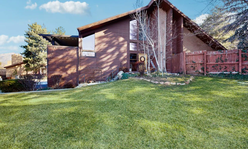 Spacious split-level townhome with private hot tub & game room -close to canyons