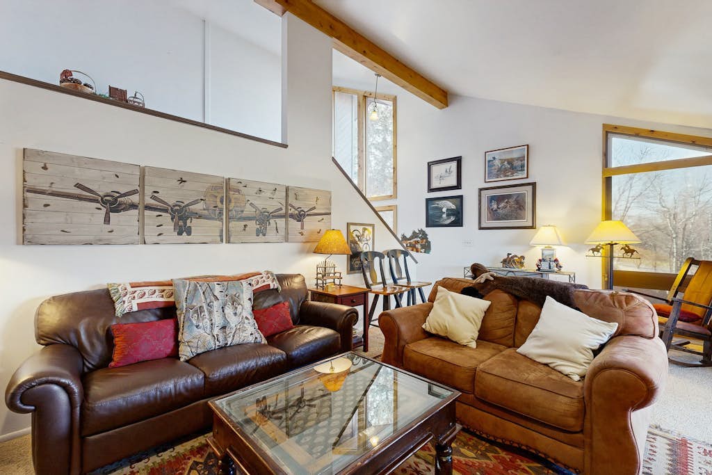 Spacious split-level townhome with private hot tub & game room -close to canyons