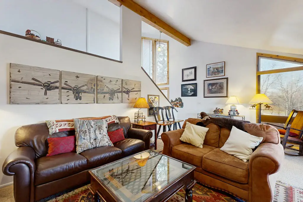 Spacious split-level townhome with private hot tub & game room -close to canyons