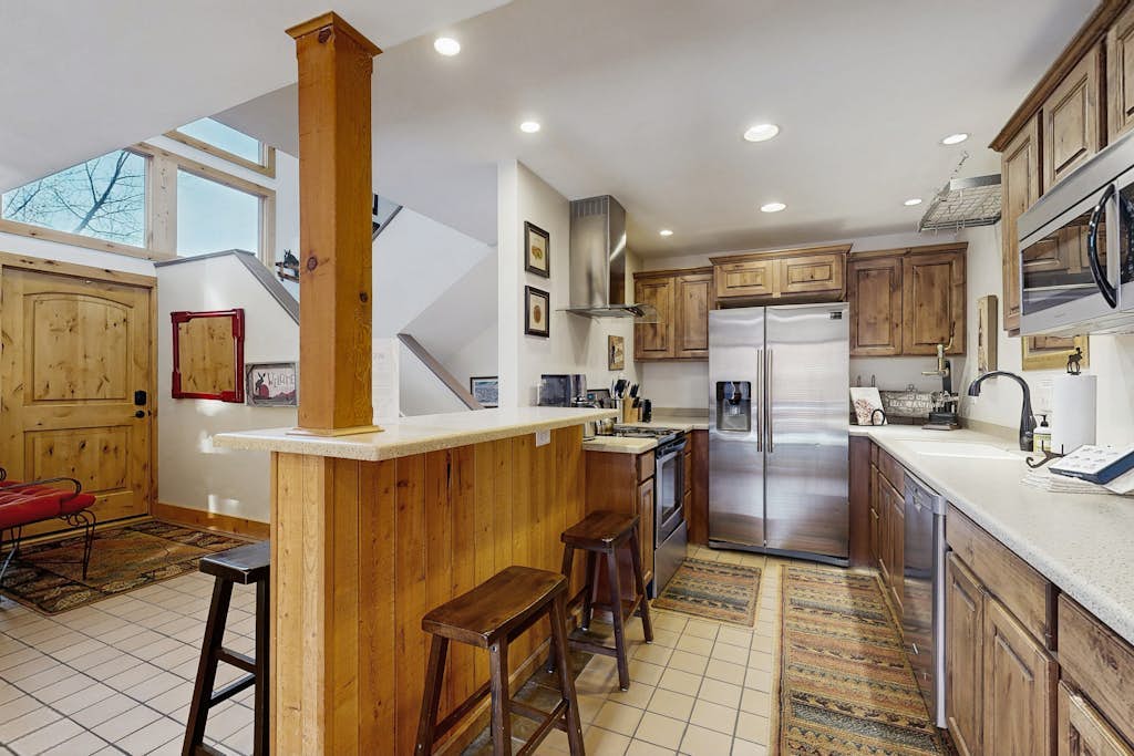 Spacious split-level townhome with private hot tub & game room -close to canyons