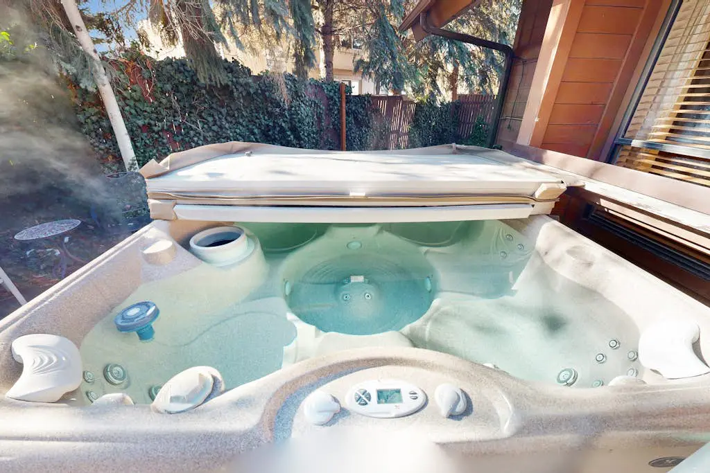 Spacious split-level townhome with private hot tub & game room -close to canyons