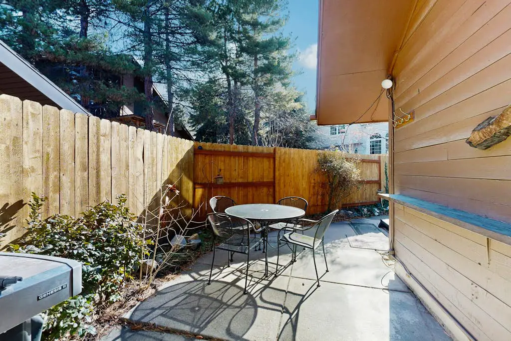 Spacious split-level townhome with private hot tub & game room -close to canyons