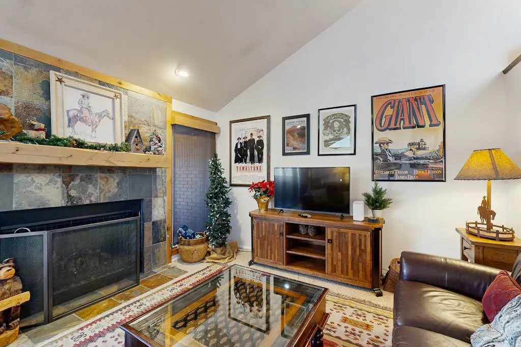 Spacious split-level townhome with private hot tub & game room -close to canyons