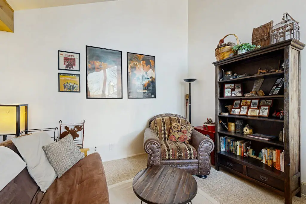 Spacious split-level townhome with private hot tub & game room -close to canyons