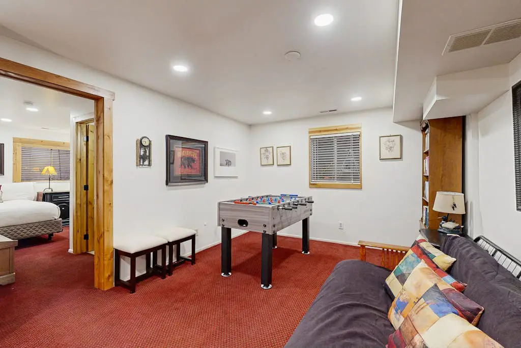 Spacious split-level townhome with private hot tub & game room -close to canyons