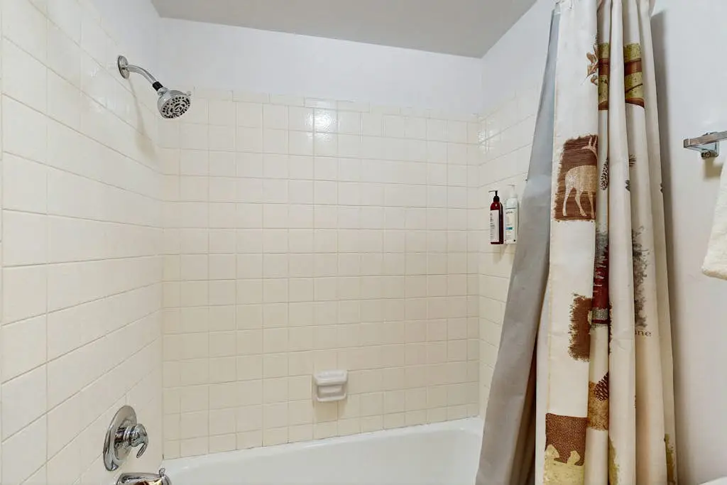 Spacious split-level townhome with private hot tub & game room -close to canyons