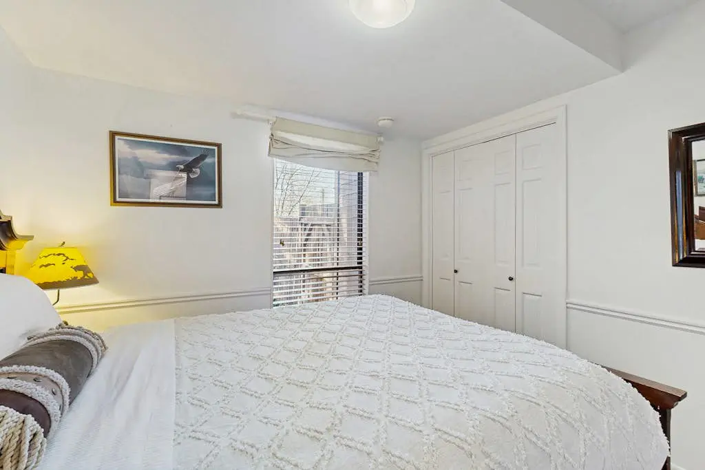 Spacious split-level townhome with private hot tub & game room -close to canyons