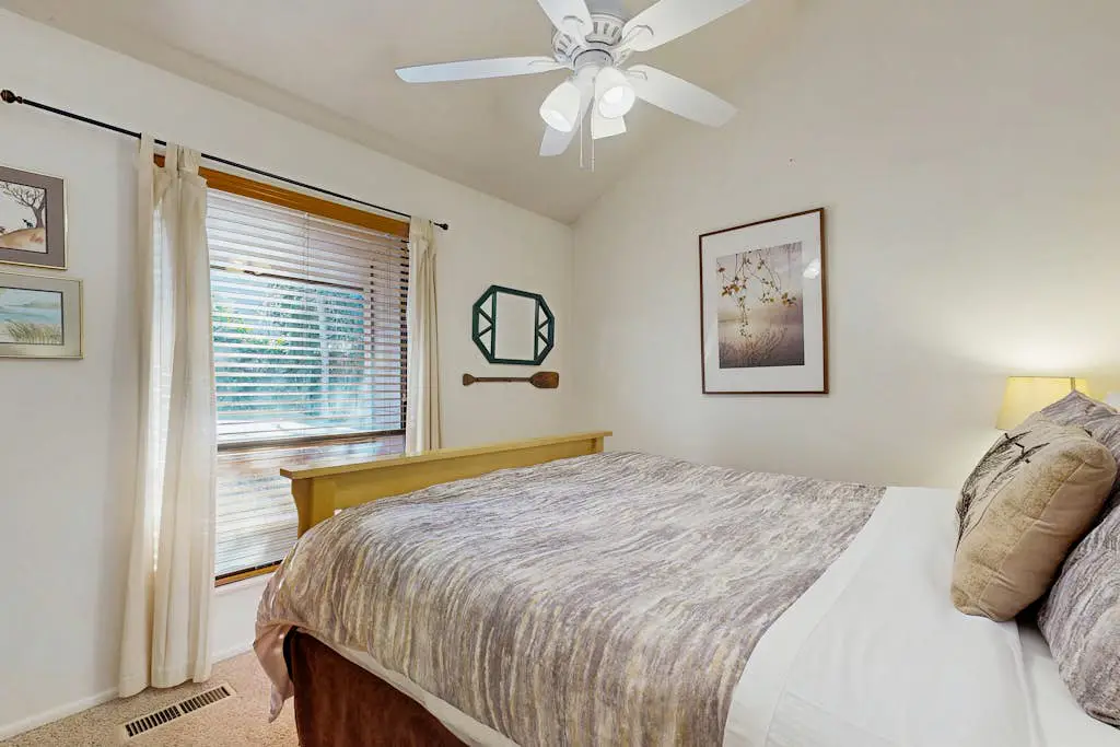 Spacious split-level townhome with private hot tub & game room -close to canyons