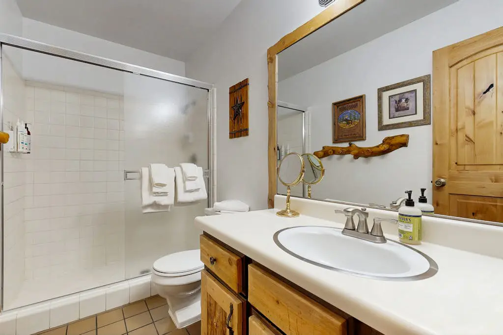 Spacious split-level townhome with private hot tub & game room -close to canyons