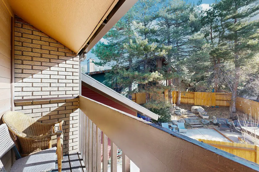 Spacious split-level townhome with private hot tub & game room -close to canyons