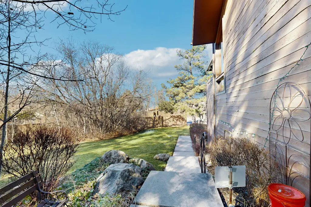 Spacious split-level townhome with private hot tub & game room -close to canyons
