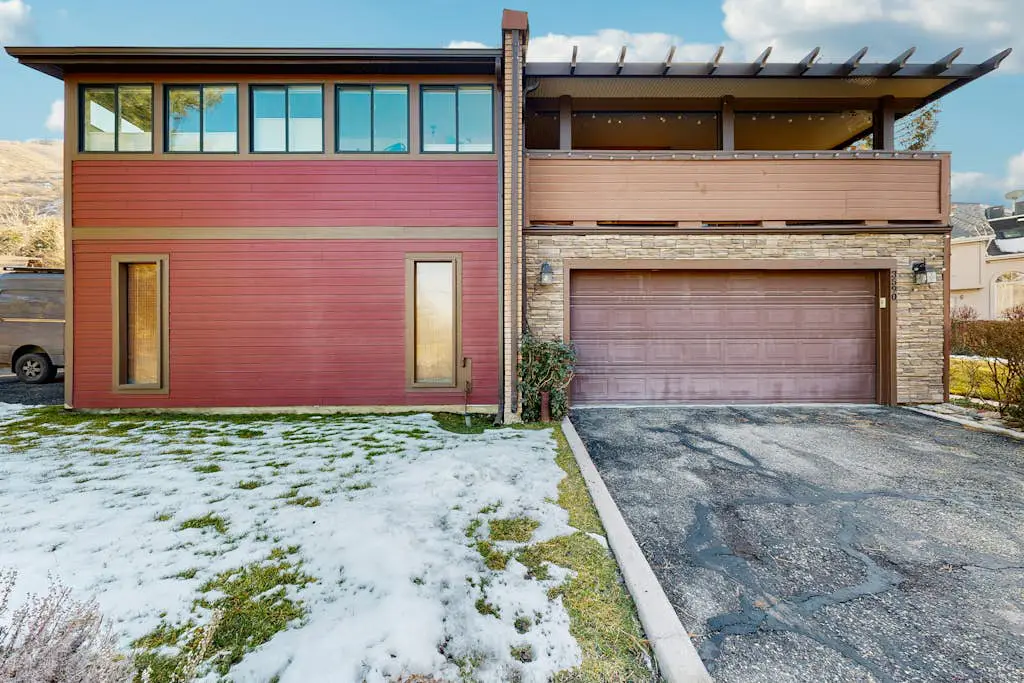Spacious split-level townhome with private hot tub & game room -close to canyons