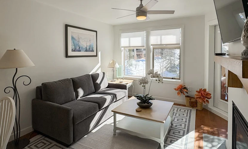 Cozy mountain-view condo with shared hot tub, pool & more - walk to ski lifts