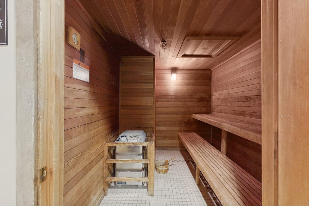 Cozy mountain-view condo with shared hot tub, pool & more - walk to ski lifts