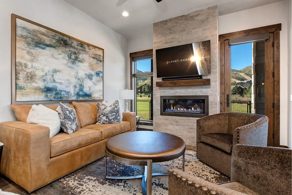 Luxury condo with large deck, pool/hot tub, walk to ski access