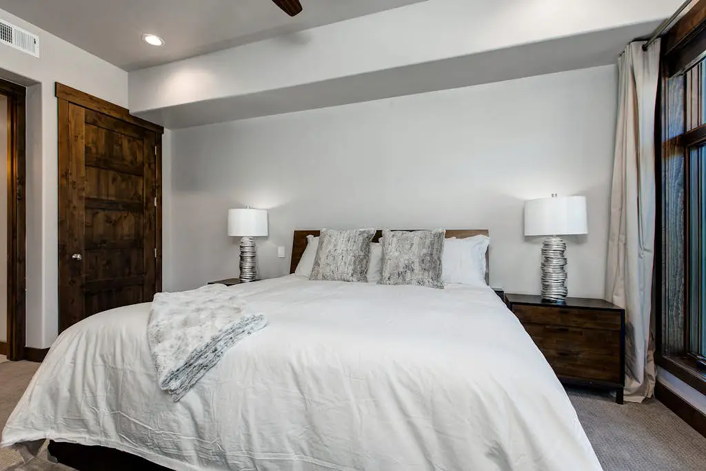 Luxury condo with large deck, pool/hot tub, walk to ski access
