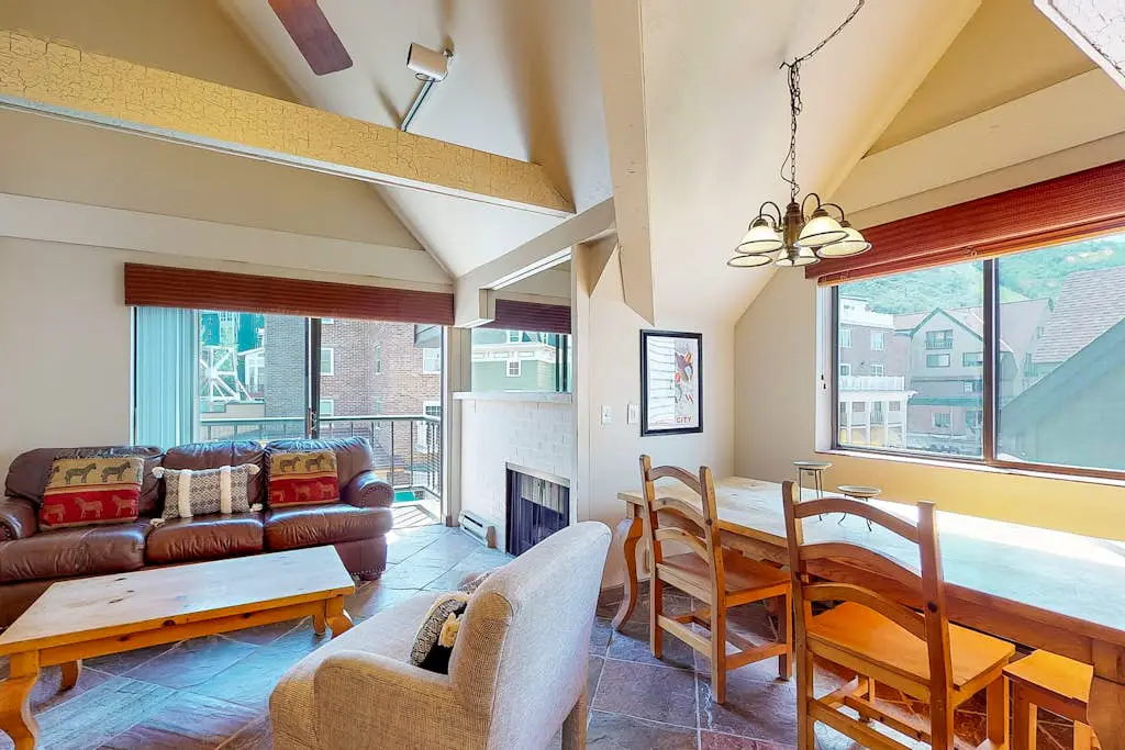 Comfortable ski-in - ski-out condo with shared pool, hot tub, & gym