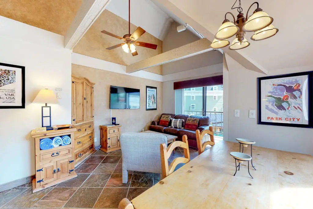Comfortable ski-in - ski-out condo with shared pool, hot tub, & gym