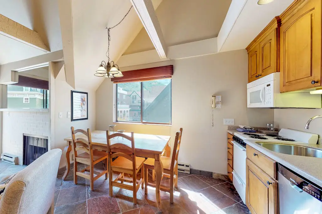 Comfortable ski-in - ski-out condo with shared pool, hot tub, & gym