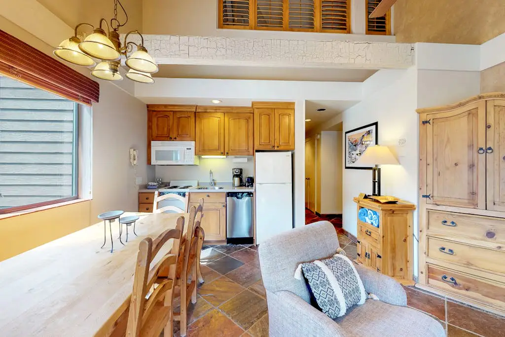 Comfortable ski-in - ski-out condo with shared pool, hot tub, & gym