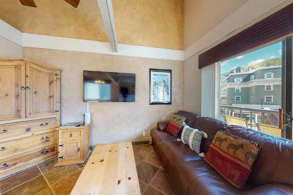 Comfortable ski-in - ski-out condo with shared pool, hot tub, & gym