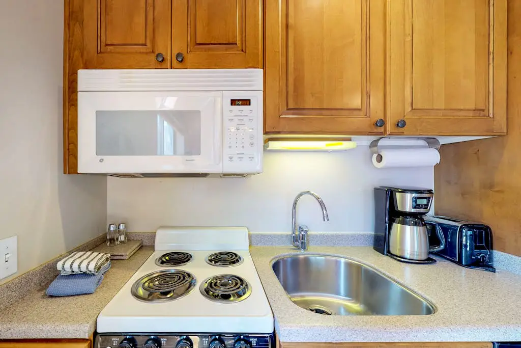 Comfortable ski-in - ski-out condo with shared pool, hot tub, & gym