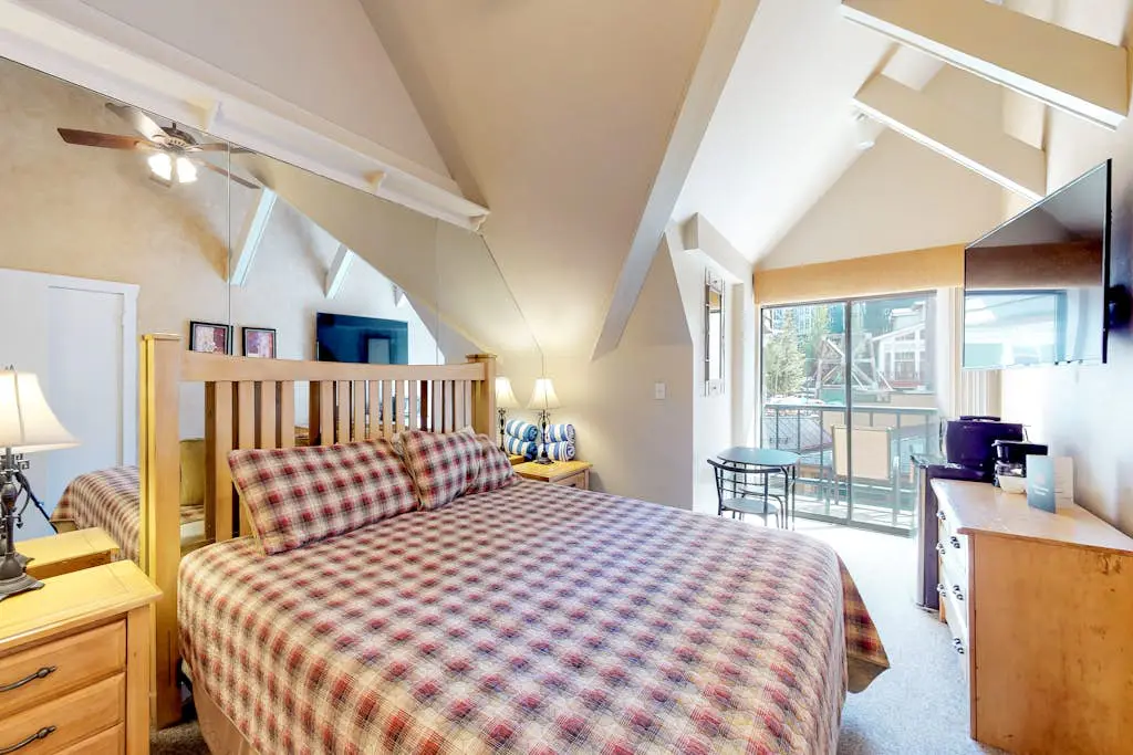 Comfortable ski-in - ski-out condo with shared pool, hot tub, & gym