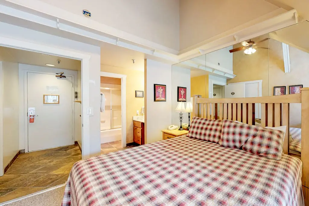 Comfortable ski-in - ski-out condo with shared pool, hot tub, & gym