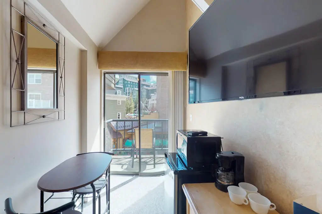 Comfortable ski-in - ski-out condo with shared pool, hot tub, & gym