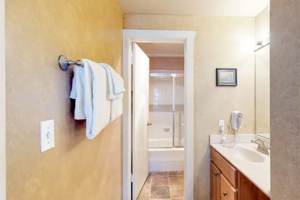 Comfortable ski-in - ski-out condo with shared pool, hot tub, & gym