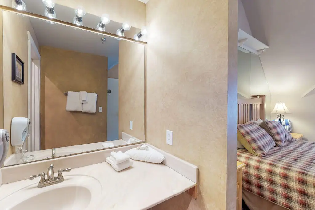 Comfortable ski-in - ski-out condo with shared pool, hot tub, & gym