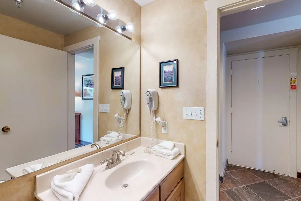 Comfortable ski-in - ski-out condo with shared pool, hot tub, & gym