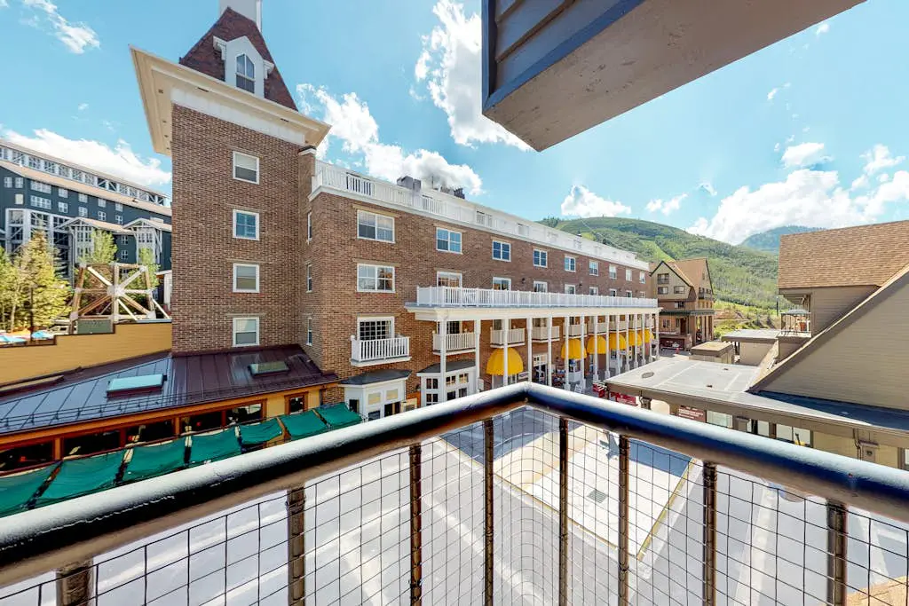 Comfortable ski-in - ski-out condo with shared pool, hot tub, & gym