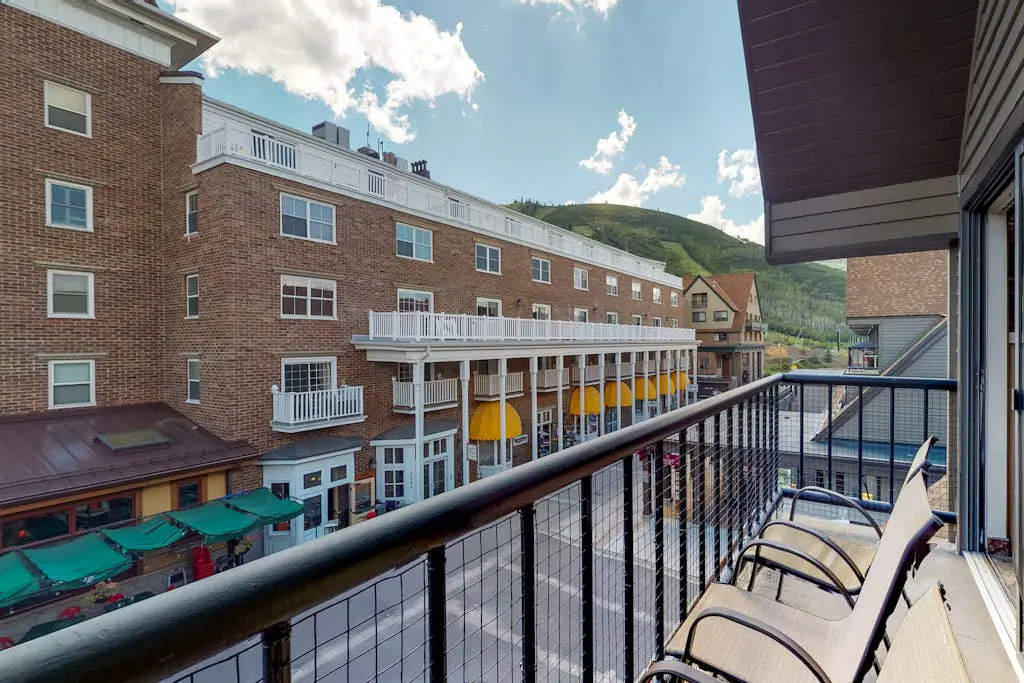 Comfortable ski-in - ski-out condo with shared pool, hot tub, & gym
