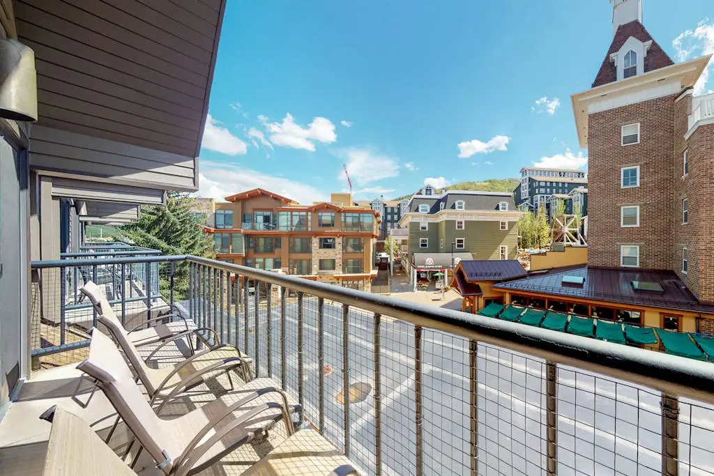 Comfortable ski-in - ski-out condo with shared pool, hot tub, & gym