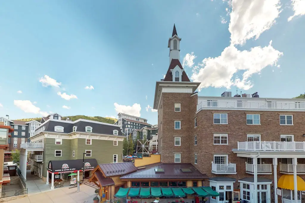 Comfortable ski-in - ski-out condo with shared pool, hot tub, & gym