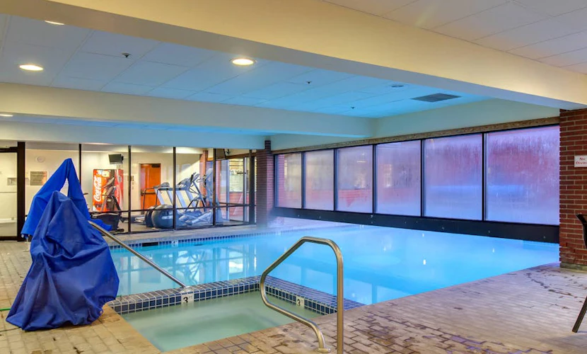 Ski-view studio close to skiing with hot tub, outdoor pool, gym, saunas