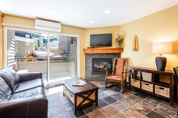 Ski-view studio close to skiing with hot tub, outdoor pool, gym, saunas