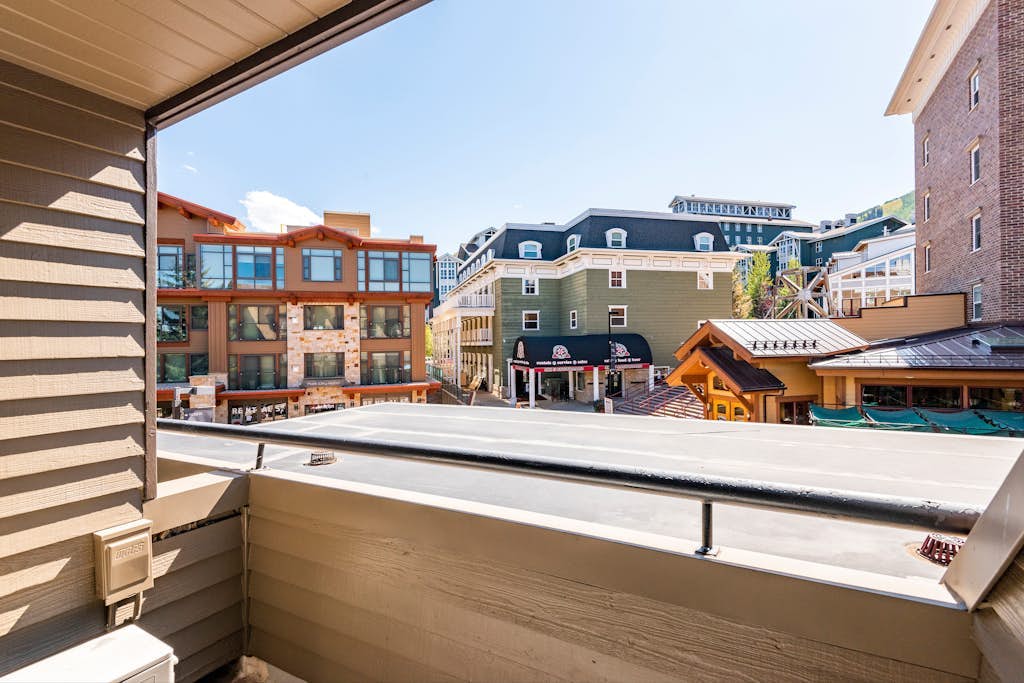 Ski-view studio close to skiing with hot tub, outdoor pool, gym, saunas