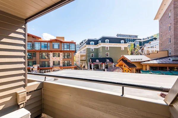 Ski-view studio close to skiing with hot tub, outdoor pool, gym, saunas