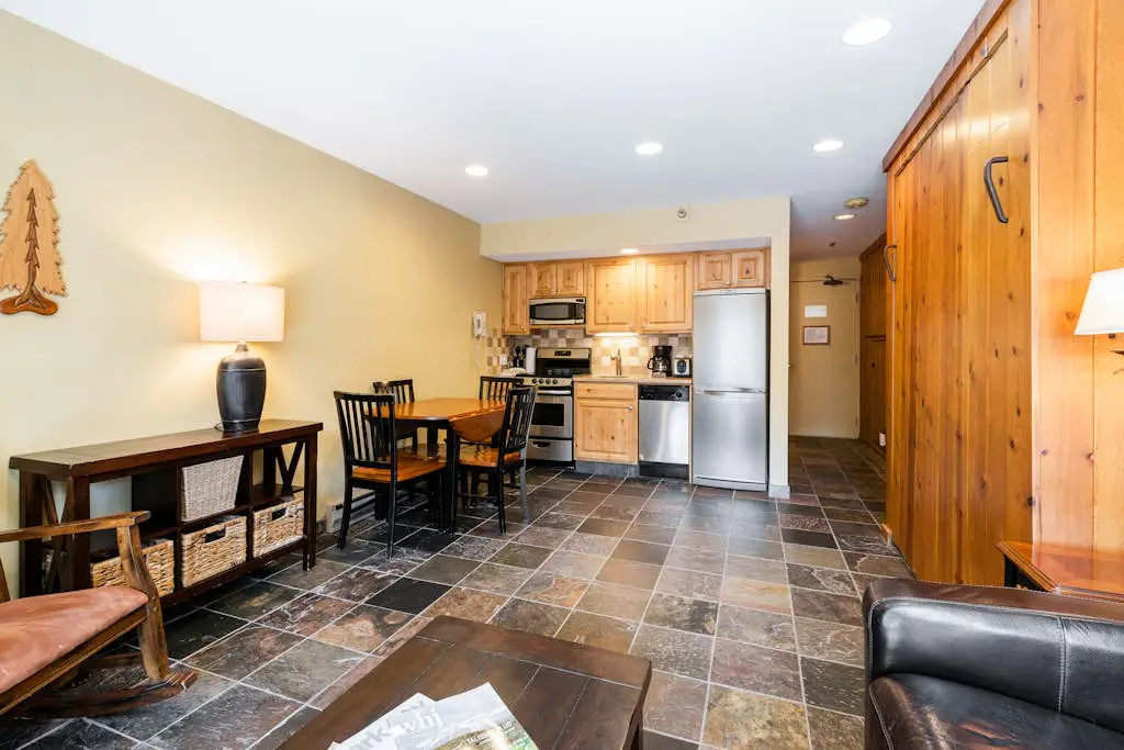 SKI-IN/SKI-OUT MOUNTAIN VILLAGE STUDIO #225