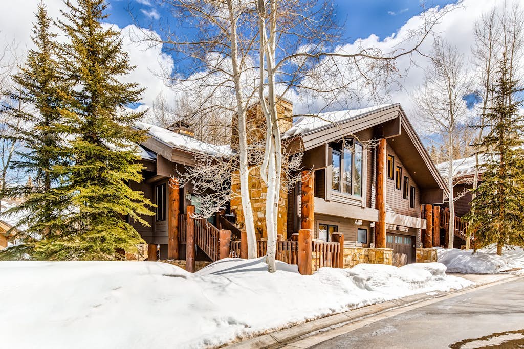 Large freestanding home with hot tub & WiFi  - walk to ski access